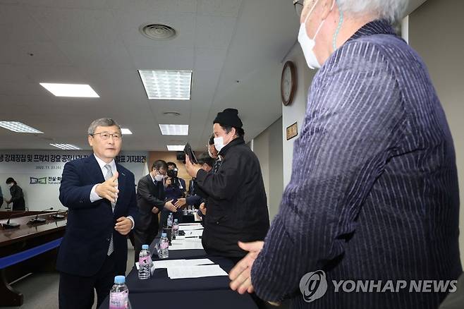 진실화해위, 대학생 강제징집 피해자 위로 (서울=연합뉴스) 한상균 기자 = 23일 서울 중구 진실화해위원회에서 정근식 위원장이 '대학생 강제징집 및 프락치 강요 공작사건' 피해자들을 위로하고 있다. 진실화해위는 이날 관련 사건 진실규명 결정을 발표했다. 2022.11.23 xyz@yna.co.kr