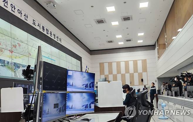 "방범용 카메라로 수배차량 잡는다" (홍성=연합뉴스) 충남도는 인공지능(AI) 수배차량 추적시스템을 천안아산도시통합운영센터에 설치, 올해 안에 가동을 시작한다고 23일 밝혔다. 사진은 시스템 시연회가 열리고 있는 천안아산도시통합운영센터. 2022.11.23 [충남도 제공. 재판매 및 DB 금지] soyun@yna.co.kr