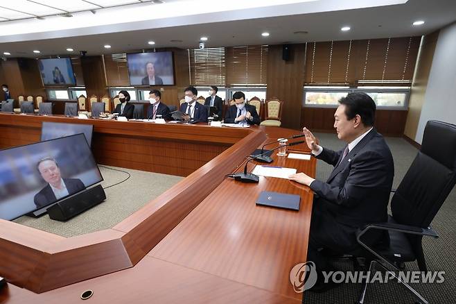 테슬라 일론 머스크 화상 접견하는 윤석열 대통령 (서울=연합뉴스) 안정원 기자 = 윤석열 대통령이 23일 서울 용산 대통령실 청사에서 화상으로 테슬라 최고경영자(CEO) 일론 머스크를 접견한 뒤 작별인사를 하고 있다. 2022.11.23 [대통령실 제공. 재판매 및 DB금지] jeong@yna.co.kr