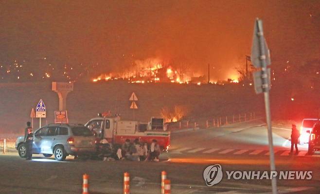 3년 전 고성산불 현장 2019년 4월 4일 강원 고성군 토성면 원암리 일대 산불이 확산해 시민들이 연기를 피해 차량 뒤에서 대피한 모습. [연합뉴스 자료사진]