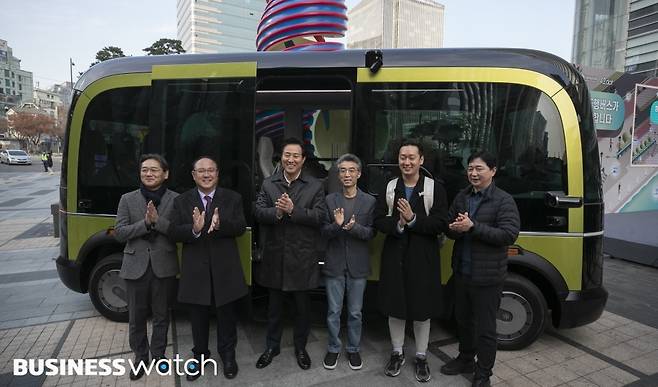24일 서울 중구 청계광장에서 열린 '청계천 자율주행버스 운행 선포식'에 참석한 오세훈 서울시장(왼쪽 세번째)을 비롯한 참석자들이 축하박수를 치고 있다./사진=이명근 기자 qwe123@