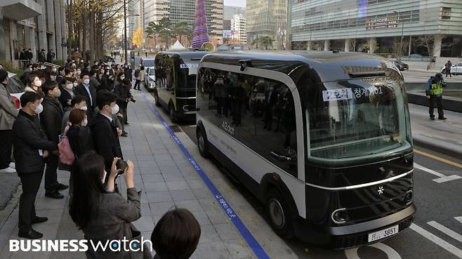 24일 서울 중구 청계광장에서 열린 '청계천 자율주행버스 운행 선포식'에서 전기 자율주행 전용버스(셔틀버스)가 시험 운행하고 있다. 이날 선포식을 기점으로 오는 25일부터 2대의 버스가 청계광장을 출발해 세운상가를 거쳐 다시 청계광장으로 돌아오는 3.4㎞ 구간을 운행한다./사진=이명근 기자 qwe123@