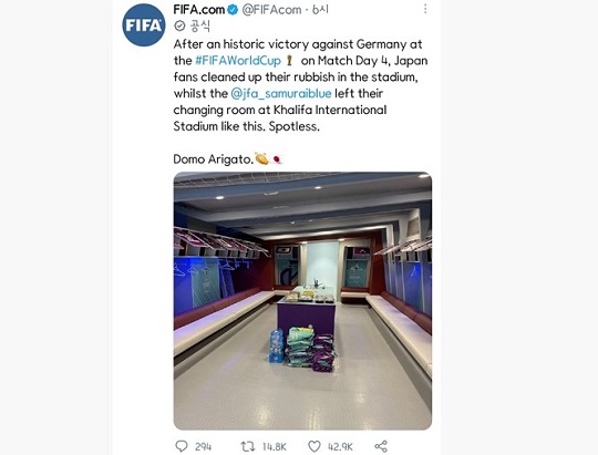국제축구연맹(FIFA)이 트위터 공식 계정에 올린 일본 대표팀의 라커룸. 바닥도 라커도 말끔하게 청소되어 있고 테이블 위에는 직접 접은 종이학이 놓여 있다. 출처=FIFA 트위터