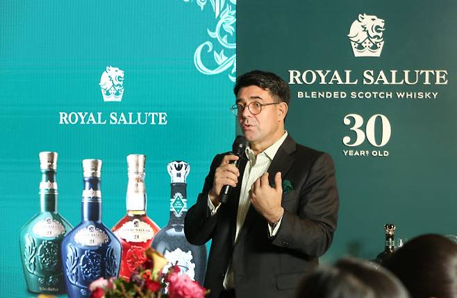 프란츠 호튼 페르노리카코리아 대표가 24일 서울 강남구 논현동 메종 르 서클에서 열린 ‘로얄살루트 30년’ 출시 기념 기자간담회에서 하이엔드 위스키의 트렌드와 성장세에 대해 발표하고 있다. (사진=페르노리카코리아)