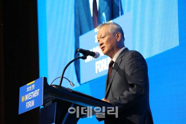 NH투자증권은 23일 서울 여의도 페어몬트 앰배서더호텔에서 ‘2023년 전망, NH INVESTMENT FORUM’을 개최했다. 정영채 NH투자증권 사장이 포럼 시작 전 인사말을 하고 있다.(사진=NH투자증권 제공)