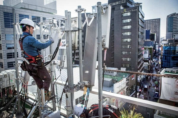 SK텔레콤 직원이 명동 한 빌딩 옥상에서 5G 기지국을 점검하고 있다 (사진 = SK텔레콤)