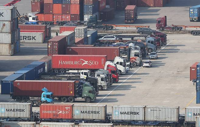 안전운임제 일몰제 폐지와 적용 차종·품목 확대 등을 요구하며 화물연대가 파업에 돌입한 24일 오전 경기도 의왕시 내륙컨테이너기지(ICD)에 화물차들이 멈춰 서있다.(사진=연합뉴스)