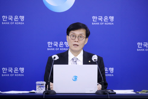 이창용 한국은행 총재가 24일 오전 서울 중구 한국은행에서 열린 통화정책방향 기자간담회에서 발언하고 있다.