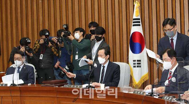 우상호 이태원 참사 국정조사 특위위원장이 24일 서울 여의도 국회에서 이태원 참사 진상규명과 재발방지를 위한 국정조사계획서 채택의 건을 상정하고 있다. (사진= 노진환 기자)