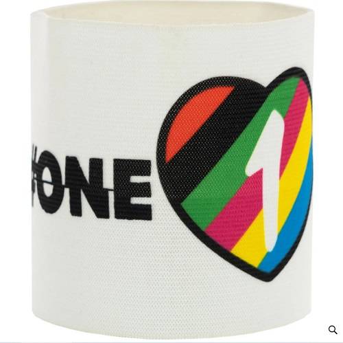 케인 등 유럽 월드컵 대표팀 선수들이 착용하기로 했다가 포기하게 된 '원러브(OneLove)' 암밴드 모습. 소수자들에 대한 차별을 철폐하자는 메시지를 담고 있다. 〈사진=KNVBshop 캡처〉