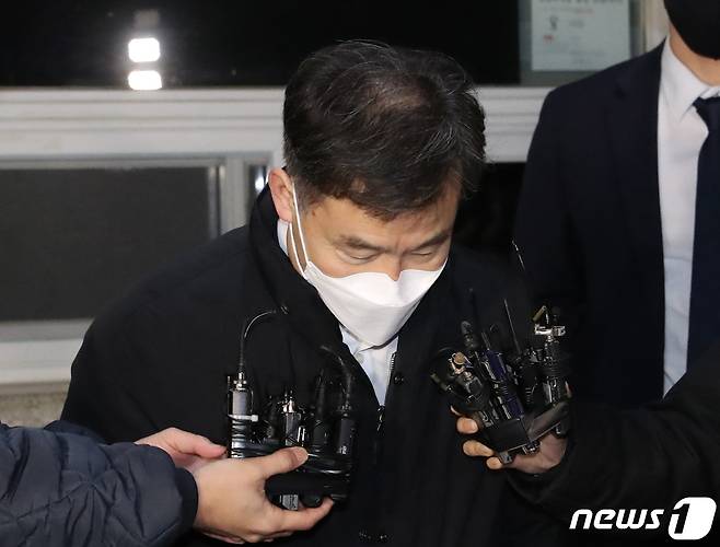 화천대유자산관리 대주주 김만배 씨가 24일 새벽 경기 의왕시 서울구치소를 나서며 인사하고 있다. 2022.11.24/뉴스1 ⓒ News1 김영운 기자