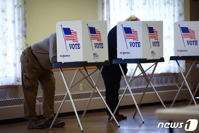 미국의 중간선거 투표일인 2022년 11월8일(현지시간) 미국 펜실베이니아주 해리스버그의 한 투표소에서 유권자들이 투표용지를 작성하고 있다. ⓒ 로이터=뉴스1 ⓒ News1 김현 특파원