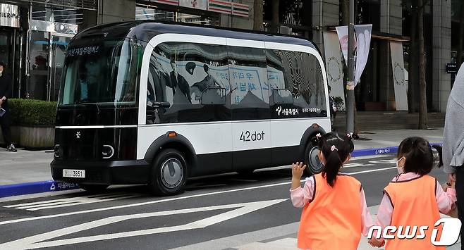 서울 청계천에서 시범운행을 하고 있는 전기 자율주행 전용버스(셔틀버스) /뉴스1 ⓒ News1 박지혜 기자