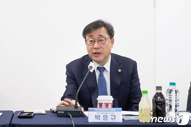 박윤규 과학기술정보통신부 제2차관이 23일 오전 서울 용산구 버넥트 회의실에서 열린 '제3차 메타버스 경제 활성화 민관TF 회의'에서 인사말을 하고 있다. (과학기술정보통신부 제공) 2022.11.23/뉴스1