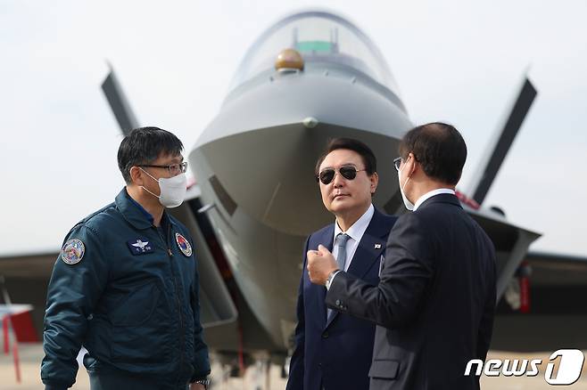 윤석열 대통령이 24일 경남 사천시 한국항공우주산업(KAI)을 방문해 국산 항공기 및 전투기를 참관하고 있다. (대통령실 제공) 2022.11.24/뉴스1 ⓒ News1 오대일 기자