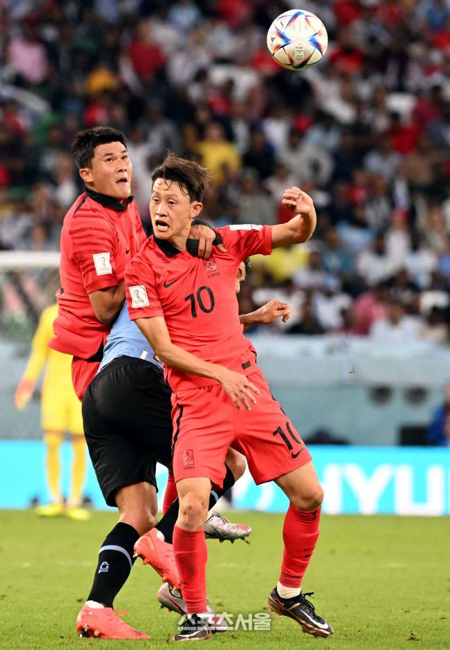 김민재-이재성이 24일 카타르 알라얀 에듀케이션 시티 스타디움에서 열린 2022 FIFA 카타르 월드컵 조별리그 H조 1차전 우루과이와 경기에서 상대 수아레스를 수비하고 있다. 2022. 11. 24.알라얀(카타르) | 최승섭기자 thunder@sportsseoul.com