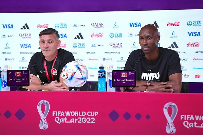 epa10320425 Canada national team head coach John Herdman and player Atiba Hutchinson during a press conference at the Qatar National Convention Center (QNCC) in Doha, Qatar, 22 November 2022. Canada will play Belgium in the FIFA World Cup 2022 on 23 November.  EPA/ABIR SULTAN







<저작권자(c) 연합뉴스, 무단 전재-재배포 금지>