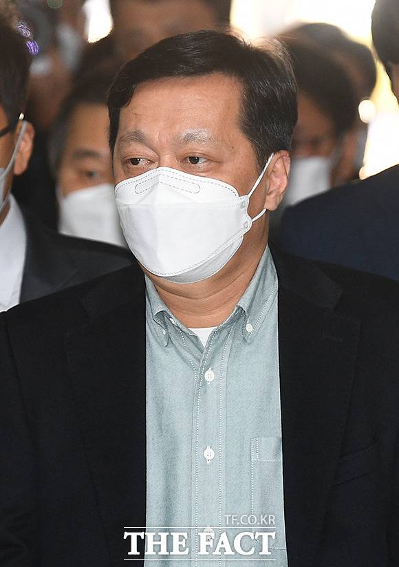 정진상 더불어민주당 대표실 정책조정실장이 지난 18일 오전 서울 서초구 서울중앙지방법원에서 열린 영장실질심사에 출석하고 있다./이동률 기자