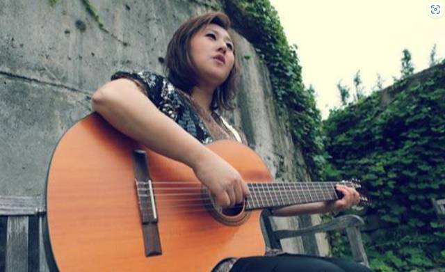 '가을사랑'은 88년에 낸 그의 첫 독집 '신계행 2집'에도 수록됐다. '안개 걷히는 날'도 그의 대표곡 중 하나다. '신계행 3집'(1991년) 이후 15년만인 2006년 4집을 내고, 다시 10년만인 2016년 5집을 발표했다. /팬커뮤니티