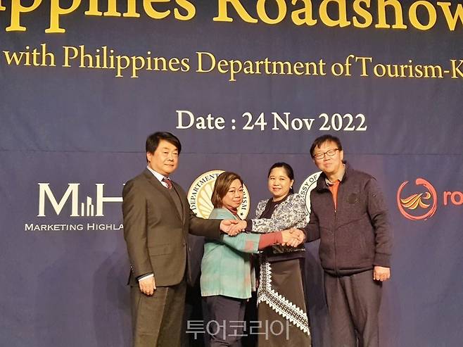 (좌측부터) 로얄에어필리핀 GSA 팬아시아에어 박승규 대표, 필리핀 관광부 마리아 아포(Maria Corazon Jorda-Apo) 한국지사장, 마리아 디존 데베가(Maria Theresa B. Dizon-De Vega)주한 필리핀 대사, 마케팅 하이랜즈 최주열 상무