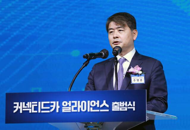 주영준 산업통상자원부 산업정책실장이 24일 서울 여의도 페어몬트호텔에서 열린 '커넥티드카 얼라이언스' 출범식에서 환영사를 하고 있다.