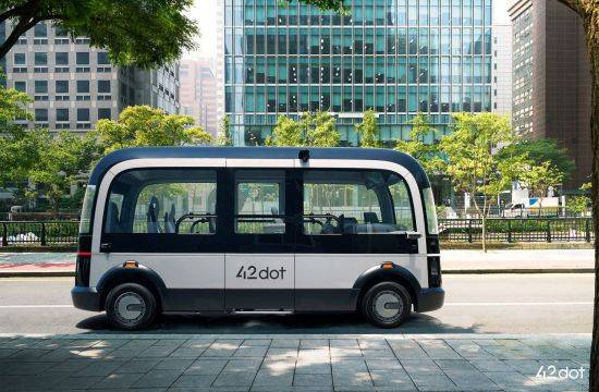 자율주행 기술개발기업 포티투닷이 24일 공개한 수요응답형 자율주행버스 aDRT. 전기차 기반의 목적기반차량(PBV)으로 25일부터 일반 시민을 대상으로 서울 청계천 일대에서 운행을 시작하기로 했다.＜사진제공:포티투닷＞