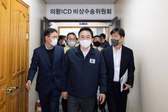 원희룡 국토교통부 장관이 24일 오전 경기 의왕시 의왕ICD 제2터미널에서 열린 화물연대 집단운송거부에 따른 수송대책 보고회의를 마치고 현장으로 향하고 있다.[사진=국토교통부]