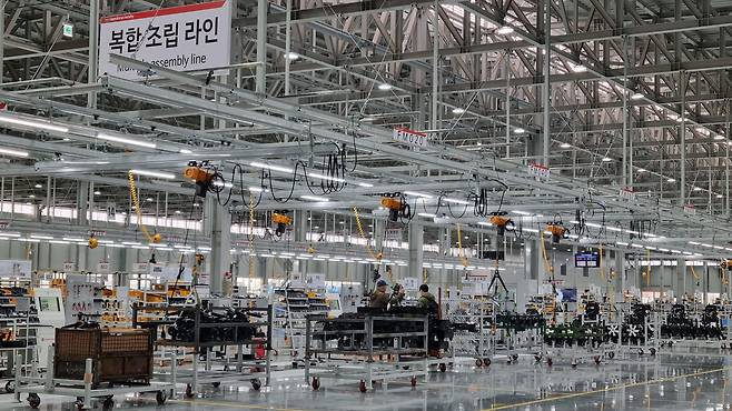 대동그룹이 지난 23일 준공한 대동모빌리티 S-팩토리. 복합 조립 라인에서는 골프카트·소형 트랙터·승용잔디깎이·전기트럭 등이 제조된다. /대구=이은영 기자
