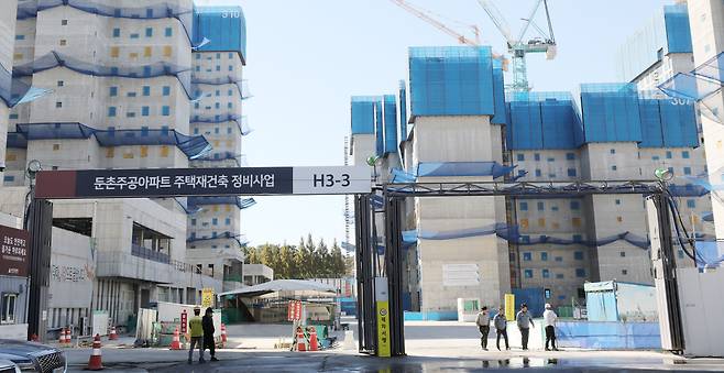 재건축 공사가 재개된 서울 강동구 둔촌주공 공사현장에서 관계자들이 분주하게 움직이고 있다. /뉴스1