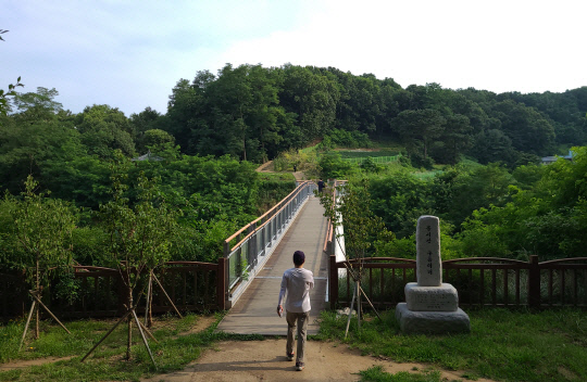 봉서도시자연공원구역으로 이어지는 교량의 모습. 사진=윤평호 기자