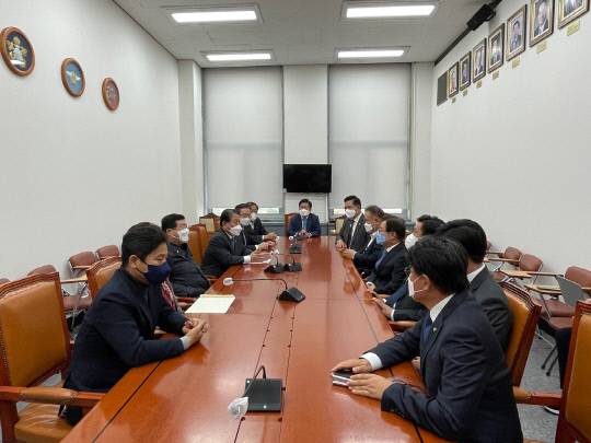 24일  국회국방위 소회의실에서 '대전시 국회의원-민주당 국방위 위원 간담회'가 개최되고 있다. 사진=석지연 기자