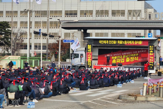 민주노총 공공운수노조 화물연대본부 충남지역본부 조합원들이 24일 당진시 송악읍 현대제철 정문 앞에서 총파업 출정식을 하고 있다.                                                                사진=연합뉴스