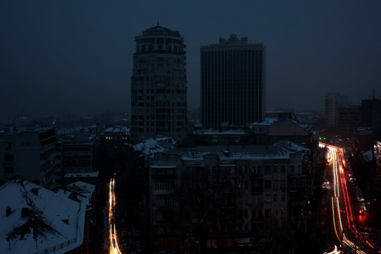 23일(현지시간) 러시아의 미사일 공습으로 우크라이나 수도 키이우에 전기 공급이 끊긴 가운데 자동차 불빛을 제외하고 도시 전체가 어둠에 잠겨 있다. [키이우 로이터=연합뉴스]