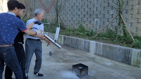 한국생산기술연구원은 사람이 접근하기 어려운 화재 현장에서 신속하게 불을 끌 수 있는 '가스하이드레이트 소화탄'을 개발했다. 사진은 가스하이드레이트 분말을 투입해 화재를 진압하는 장면



생기원