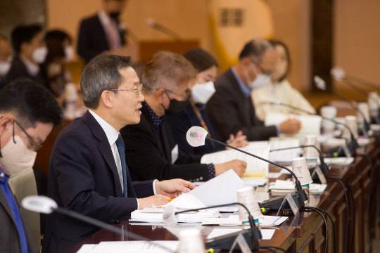 이종호 과기정통부 장관이 24일 정부서울청사에서 열린 '제15차 정보통신전략위원회'에서 인사말을 하고 있다. 과기정통부 제공