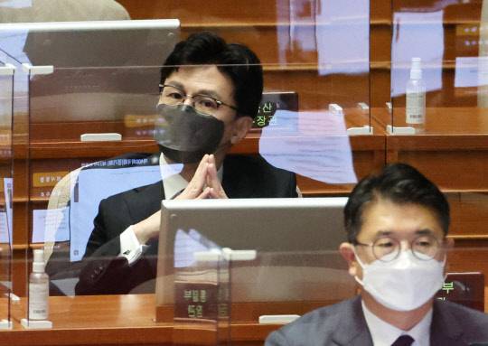 한동훈 법무부 장관이 24일 오후 열린 국회 본회의에서 소관 부처 법률안 의결 중 자리를 지키고 있다.<연합뉴스>