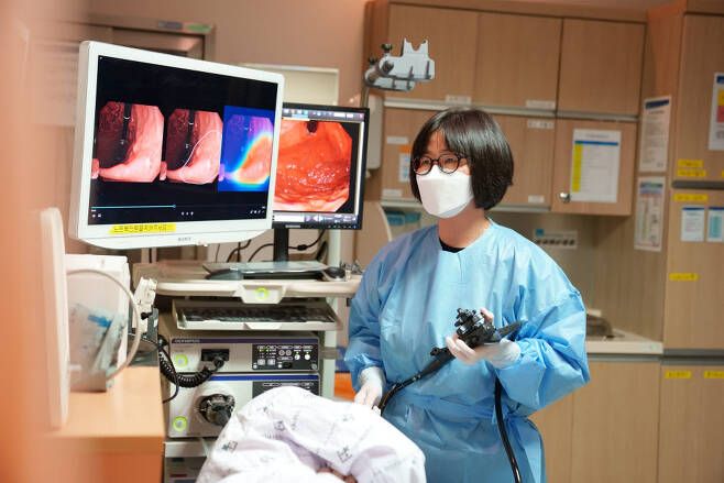 김지현 강남세브란스병원 소화기내과 교수가 인공지능(AI) 솔루션을 활용한 내시경 검사를 진행하고 있다. (강남세브란스병원 제공)