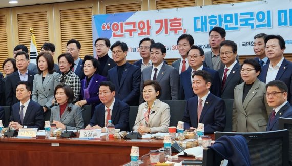 김기현 의원이 이끄는 당내 공부모임 '새로운 미래 혁신24'(새미래)가 24일 나경원 대통령직속 저출산고령사회위원회 부위원장을초청해 세미나를 열었다. 이날 세미나에는 안철수 의원을 비롯한 당내 의원 50여명이 참석했다.2022.11.24/뉴스1