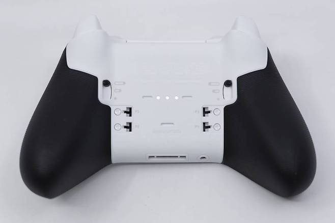 후면부(액세서리를 추가로 장착할 수 있다)