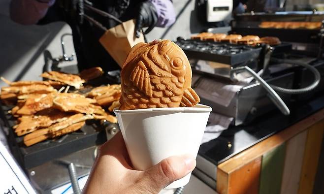 서울 광장시장의 ‘총각네붕어빵’에서 갓 구운 붕어빵이 종이컵에 담긴 모습. 조서형 제공