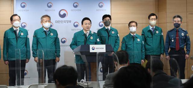 원희룡 국토교통부 장관이 24일 서울 종로구 정부서울청사 합동 브리핑실에서 화물연대 운송거부 철회 촉구 정부 담화문 발표를 하고 있다. 뉴스1