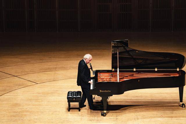 안드라스 쉬프가 뵈젠도르퍼 피아노 건반을 치고 있다. 마스트미디어 제공