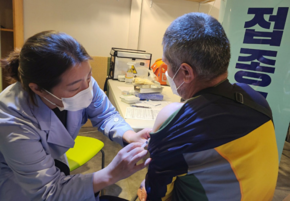 지난 22일 광주광역시 광산구보건소 관계자가 한 고려인 동포에게 예방접종을 하고 있다. [사진=광주 광산구]
