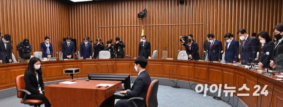 24일 오후 서울 여의도 국회에서 열린 용산 이태원 참사 진상규명과 재발방지를 위한 국정조사특별위원회 전체회의에서 우상호 위원장을 비롯한 의원들이 참사 희생자들을 위해 묵념하고 있다. [사진=김성진 기자]