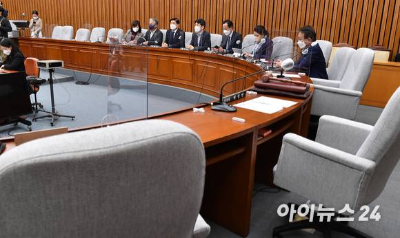 24일 오후 서울 여의도 국회에서 열린 용산 이태원 참사 진상규명과 재발방지를 위한 국정조사특별위원회 전체회의에서 국민의힘 의원들의 자리가 비어 있다. [사진=김성진 기자]