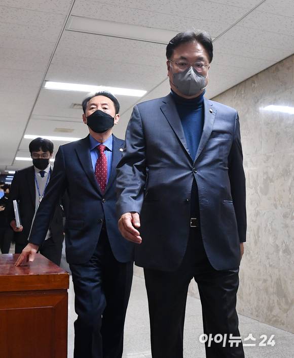 정진석 국민의힘 비상대책위원장과 김석기 사무총장이 24일 오후 서울 여의도 국회에서 열린 비공개 의원총회에 참석하고 있다. [사진=김성진 기자]