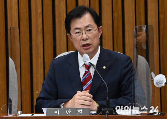 24일 오후 서울 여의도 국회에서 열린 용산 이태원 참사 진상규명과 재발방지를 위한 국정조사특별위원회 전체회의에서 이만희 국민의힘 간사가 발언하고 있다. [사진=김성진 기자]