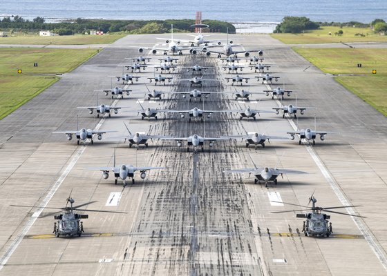 일본 오키나와 가데나 공군기지에 배치된 F-22A '랩터' 스텔스 전투기 등 군용기 30여 대가 지난 22일 지상 활주 훈련(엘리펀트 워크)에 나서고 있다. 이번 훈련에는 F-22A를 비롯해 F-15C 전투기, E-3 '센트리' 공중조기경보기, RC-135 '리벳조인트' 정찰기, KC-135 공중급유기, HH-60G 탐색·구조헬기 등 35대 이상이 투입됐다. 사진 미 공군