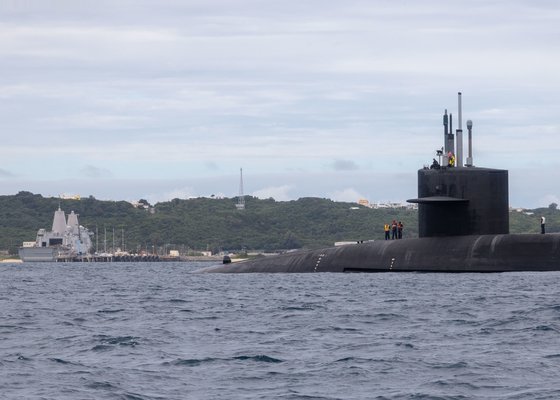 지난 10일 일본 오키나와 앞바다에 부상한 미국 해군 오하이오급 핵추진 잠수함 '미시간함'의 모습을 미 인도태평양사령부가 지난 22일(현지시간) 공개했다. 사진 미 해병대