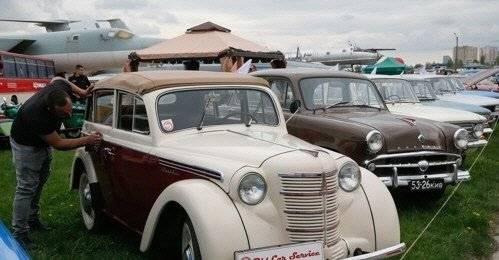 지난 2018년 4월 27일(현지시간) 우크라이나 키이우에서 열린 올드카 전시회에서 한 남성이 옛 소련 시절 생산된 '모스크비치 400 카브리오' 자동차를 닦고 있다. EPA=연합뉴스